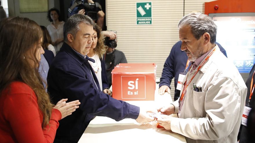 El encargo de Santos Cerdán a Koldo en plenas primarias del PSOE en 2014: "Mete las dos papeletas sin que te vea nadie"