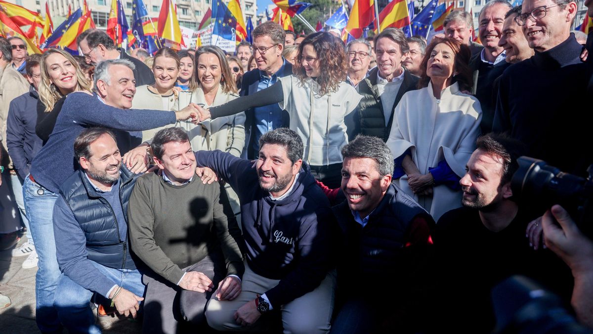 (I-D arriba) La presidenta de la Junta de Extremadura, María Guardiola, el presidente del PP Vasco, Javier de Andrés, la presidenta del Govern balear, Marga Prohens, la secretaria general del PP, Cuca Gamarra, el presidente del Partido Popular, Alberto Nú