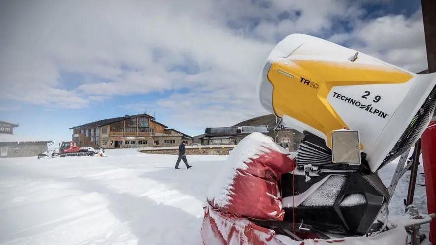 Las altas temperaturas de enero inutilizan la millonaria inversión de Sierra Nevada para crear nieve artificial