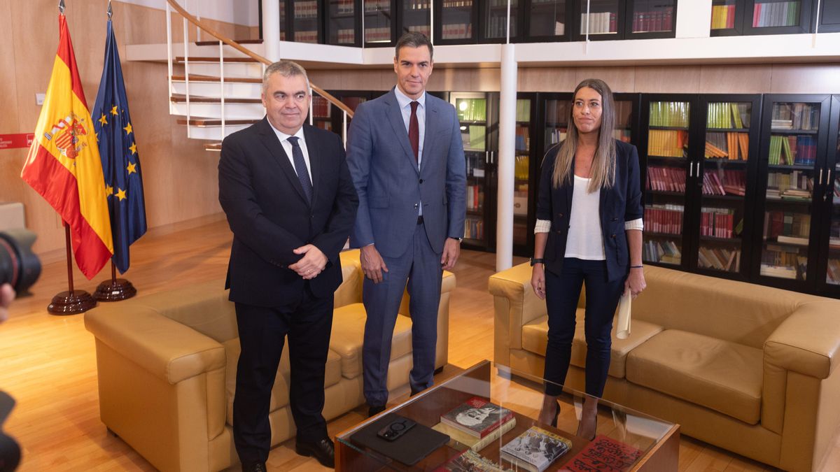 Archivo - (I-D) El secretario de Organización del Partido Socialista, Santos Cerdán y el presidente del Gobierno en funciones, Pedro Sánchez, reciben a la diputada de Junts, Miriam Nogueras, durante su ronda de contactos, a 13 octubre de 2023, en Madrid (
