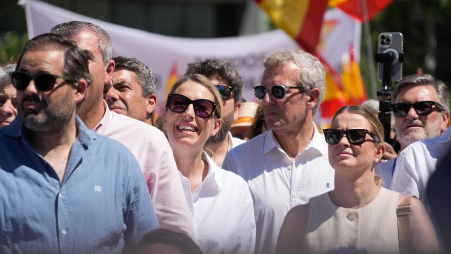 La líder de los 'populares' extremeños y presidenta de la Junta de Extremadura, María Guardiola, en la concentración celebrada este domingo en la Plaza de España de Madrid contra el Gobierno de Pedro Sánchez, bajo el lema 'Mafia o democracia'