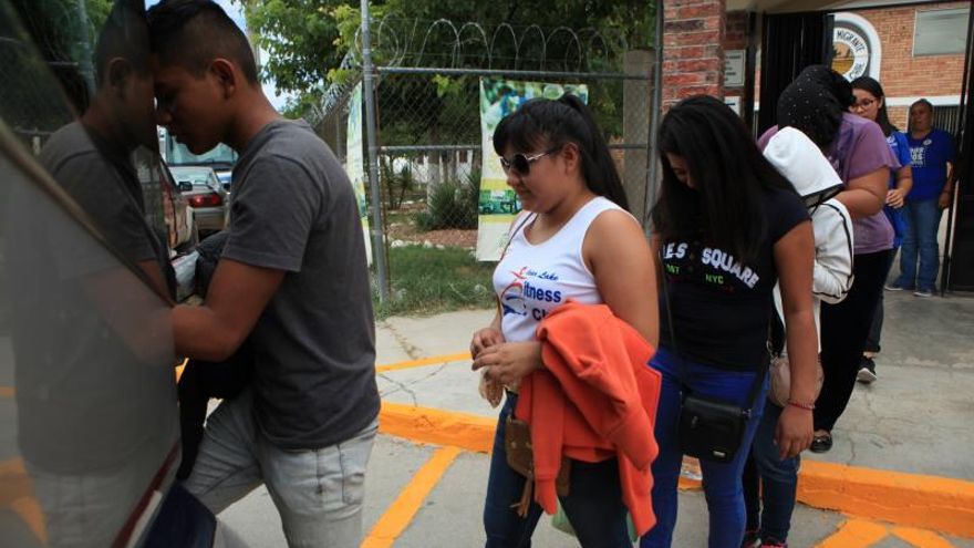 Miles de centroamericanos, en su mayoría hondureños y salvadoreños, abandonaron su país a mediados de octubre de 2018 en distintas caravanas con el afán de llegar a EE.UU. y solicitar asilo.