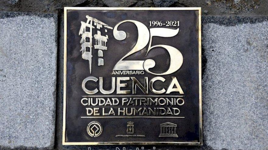 Placa por el 25 aniversario de Cuenca como Ciudad Patrimonio de la Humanidad