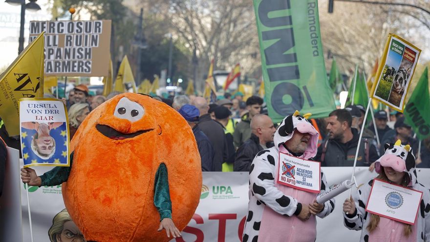 Alrededor de 400 tractores se manifiestan en València y Alicante contra los acuerdos agrarios de la Unión Europea