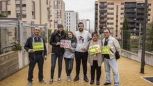 Algunos de los vecinos de Tres Cantos afectados por la venta de viviendas a los Fondos Buitre.