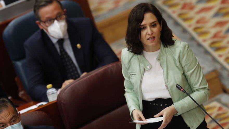 La presidenta de la Comunidad de Madrid, Isabel Díaz Ayuso, interviene en el pleno en la Asamblea de Madrid, este jueves. EFE/Javier Lizón