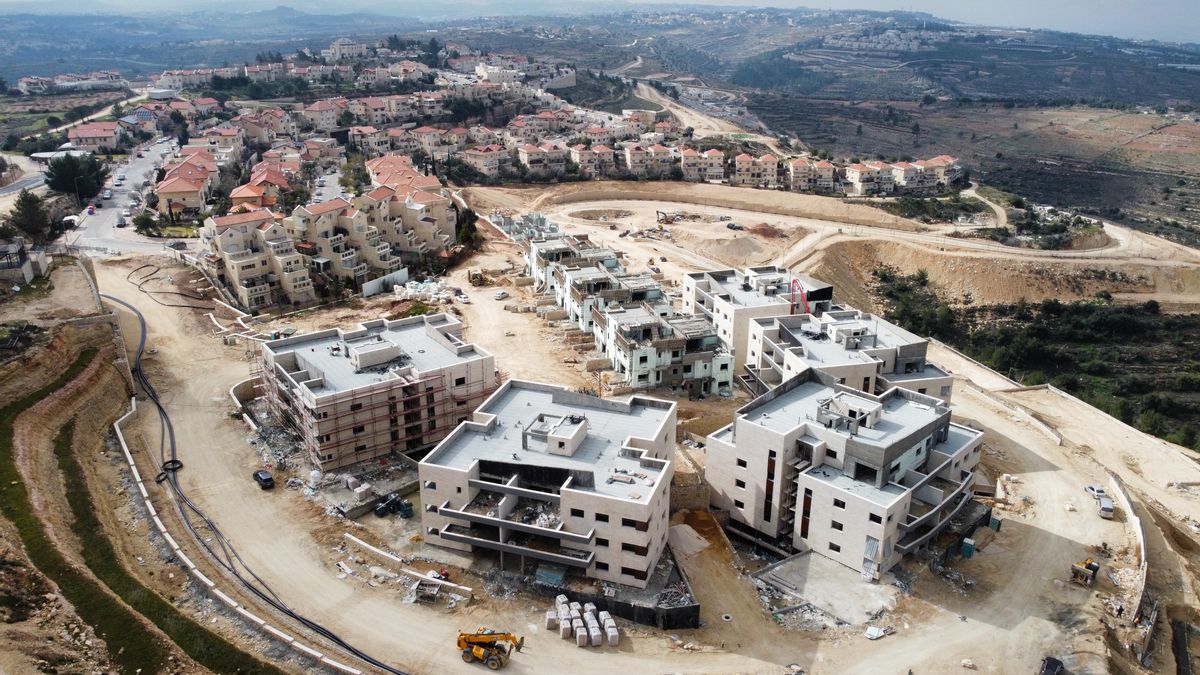 Imagen de obras de construcción en 2023 en el asentamiento ilegal israelí de Neve Daniel en Cisjordania.
