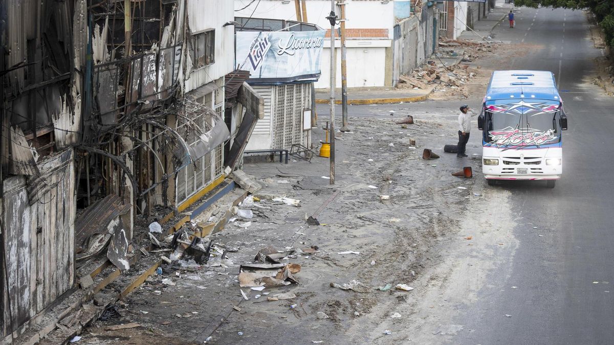 Detalle de un edificio derruido en Catia la Mar, mientras continúa la búsqueda entre los escombros de los edificios tras los terremotos ocurridos el miércoles en Venezuela.