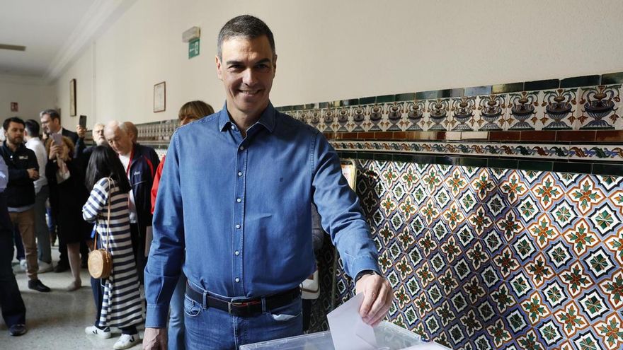 El presidente del Gobierno, Pedro Sánchez, vota este domingo en las elecciones al Parlamento Europeo.