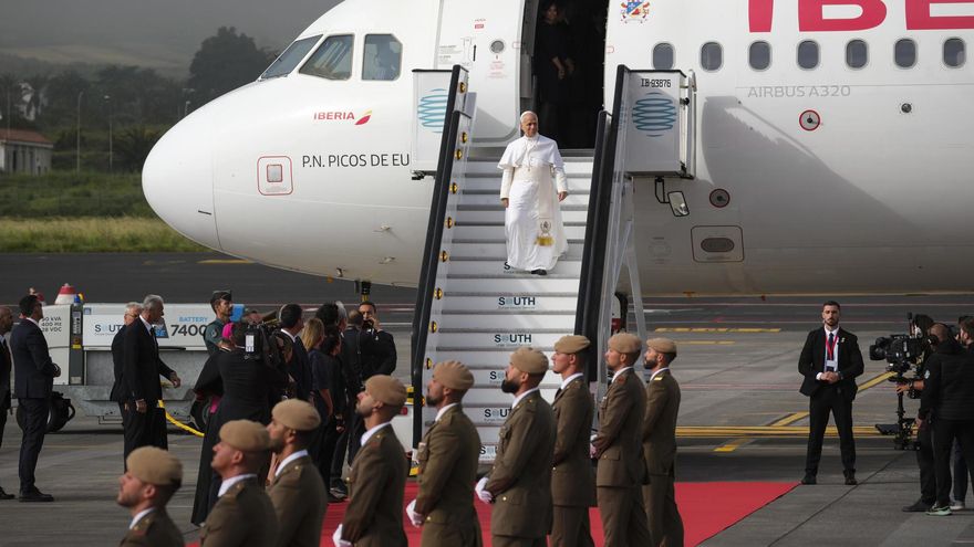 El Papa, desembarcando en Tenerife.