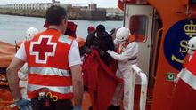 Médicos y enfermeros de la Cruz Roja son los primeros en atender a Inmigrantes.