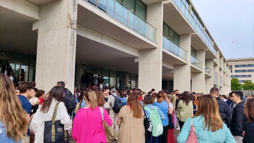 Nuevo retraso en los llamamientos de docentes: "un fallo informático impide acceder al proceso y Educación no responde"