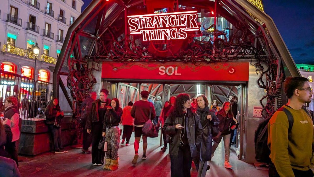 Los esperpentos de la ballena de Sol: el negocio publicitario que transforma el 'Kilómetro 0' de Madrid en un anuncio