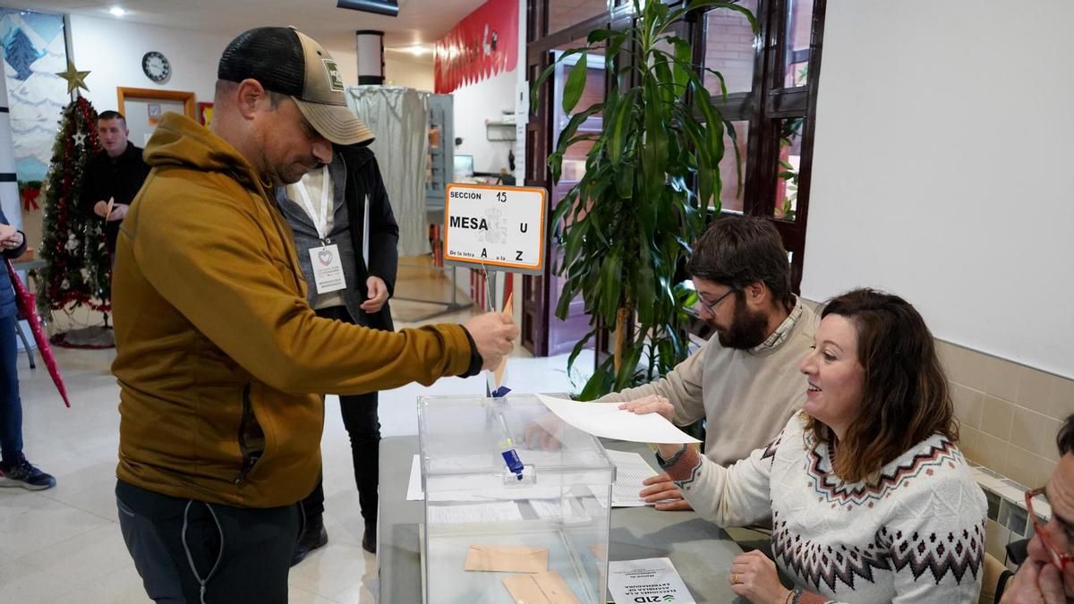 Primer dato de participación de la jornada electoral en Extremadura: a las 11 de la mañana ha votado el 8,7%