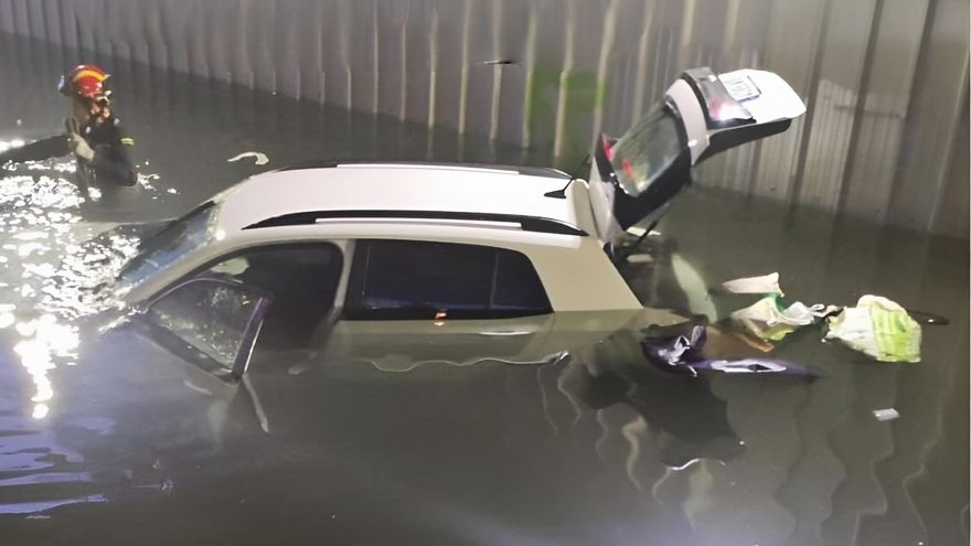 Una joven conductora ha tenido que ser rescatada tras quedar atrapada en un túnel inundado de Trobajo del Camino