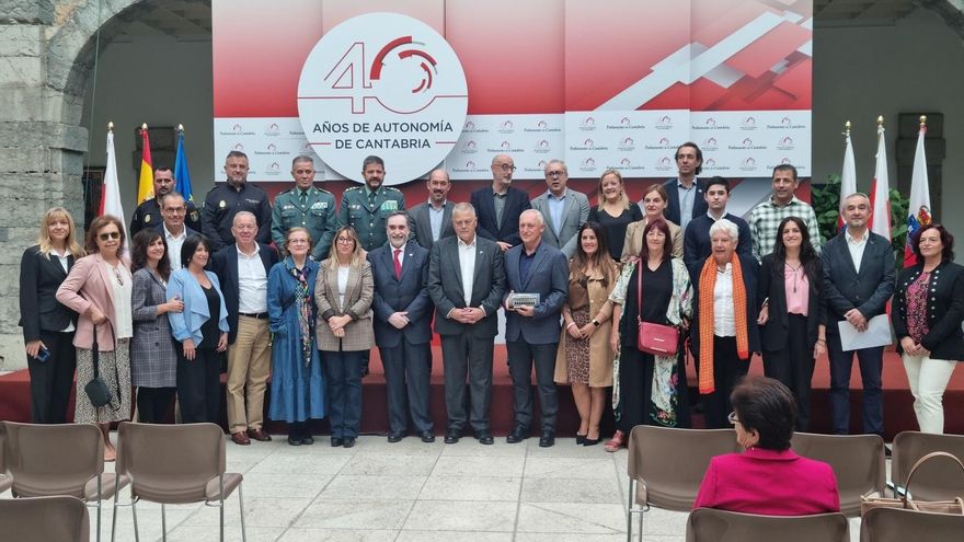 El Parlamento acoge el acto del 50 aniversario del Teléfono de la Esperanza