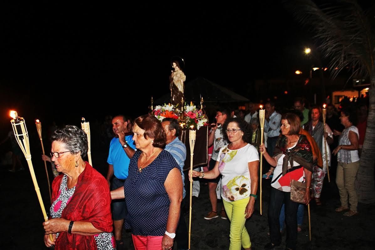 Otro momento de la procesión. Foto: JOSÉ AYUT.