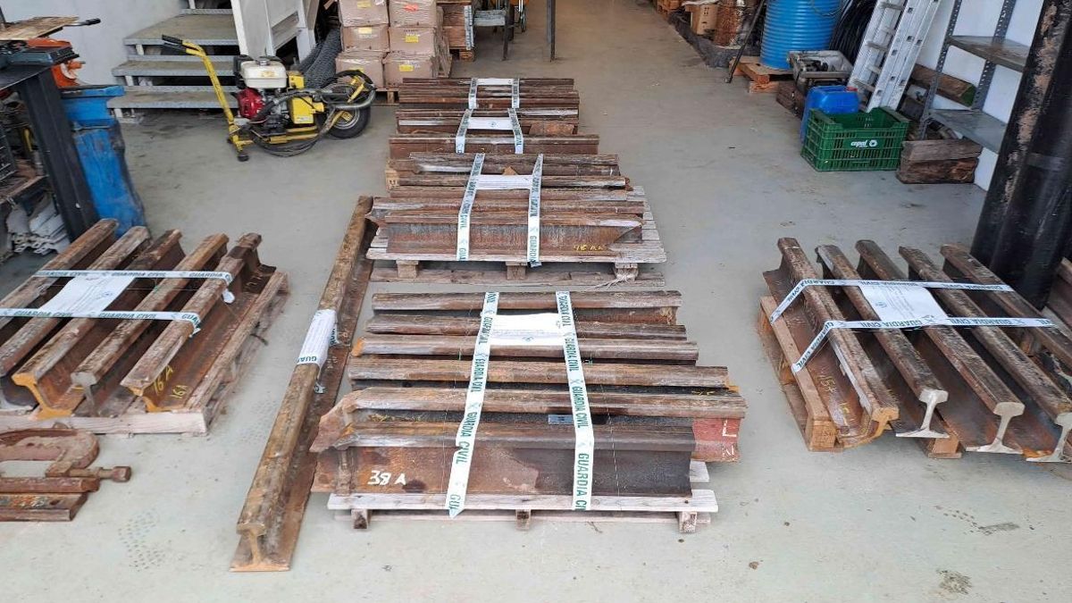 Soldaduras del accidente de Adamuz ya precintadas por la Guardia Civil.