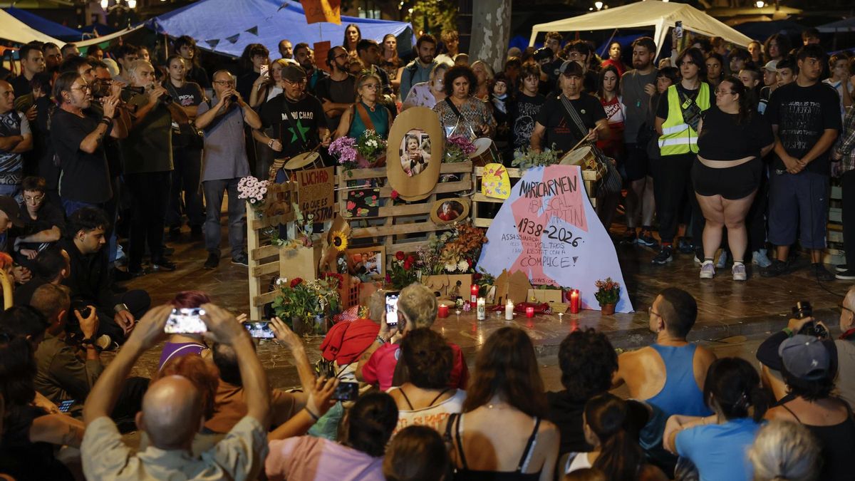 Acampada por el dereecho a la vivienda instalada en la plaza del Ayuntamiento de Valencia.