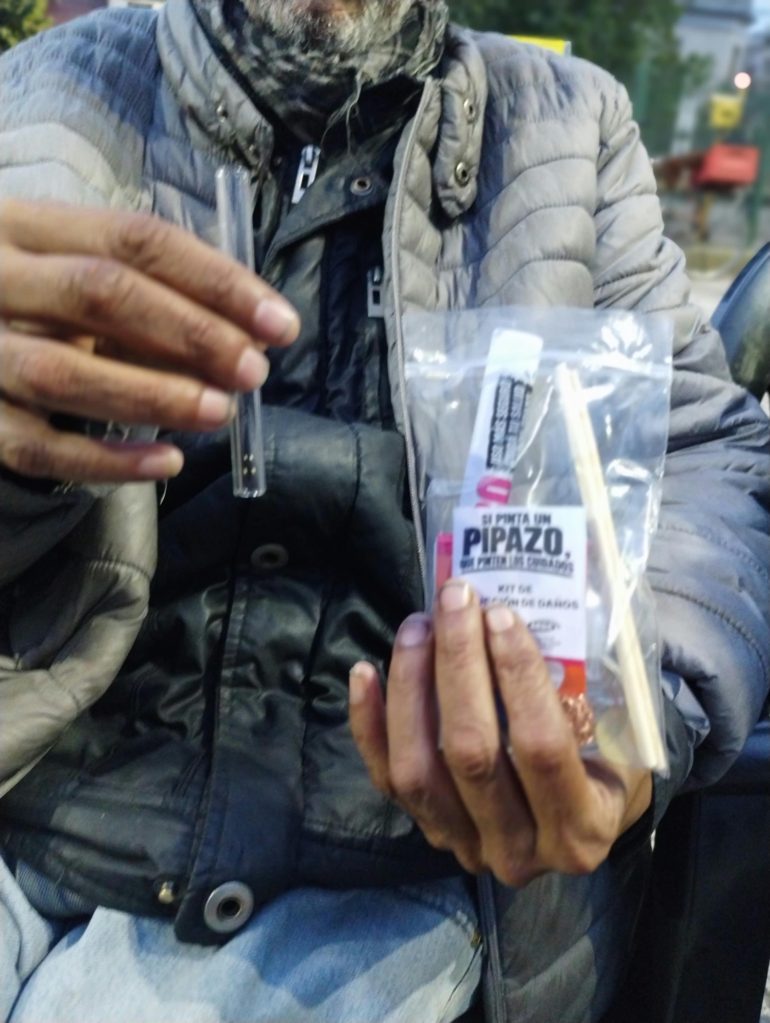 El kit incluía dos tipos de pipa: una de martillo, que no obliga a manipular virulana, y otra de tubo, para quienes la introducen.