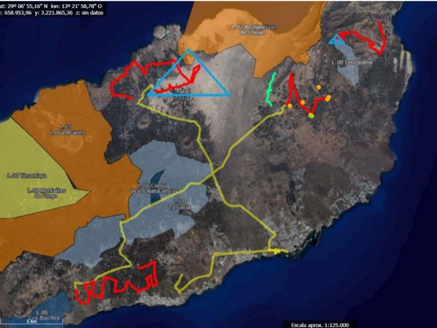 Espacios de la Red Canaria de Espacios Naturales Protegidos. En rojo, los tramos cronometrados del rally, en triángulo azul, los tramos eliminados por la organización.