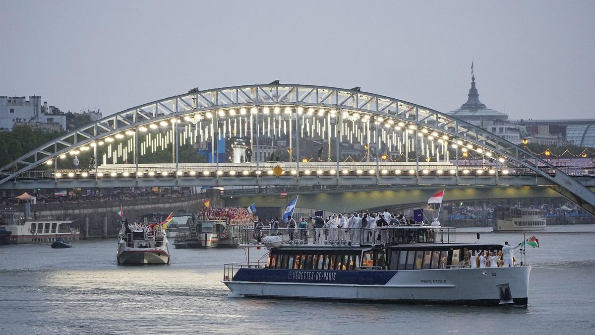 La delegación olímpica egipcia navega por el río Sena durante la ceremonia de inauguración