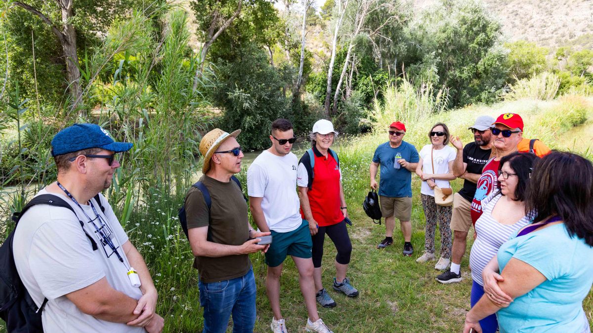 Martín Sandoval guía un recorrido botánico por el coto arrocero de Calasparra