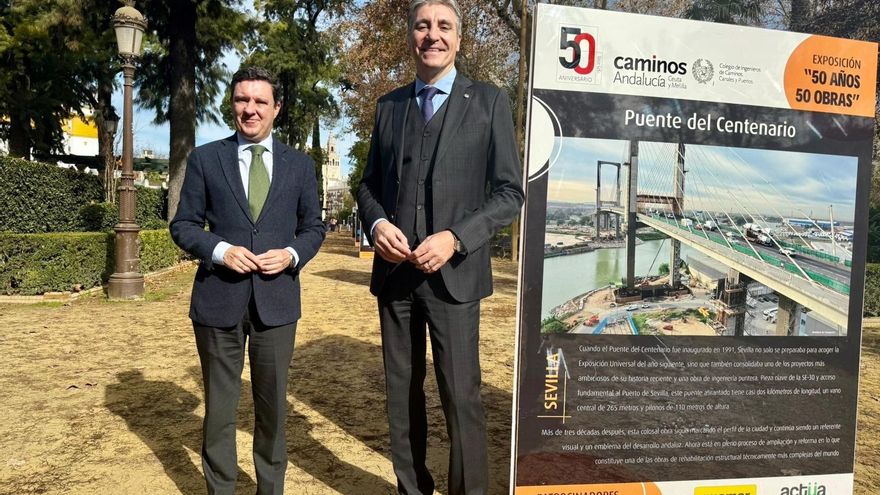 El delegado de Urbanismo, Juan De la Rosa, junto al Decano de Caminos Andalucía, Juan Manuel Medina, en la inauguración de la muestra.