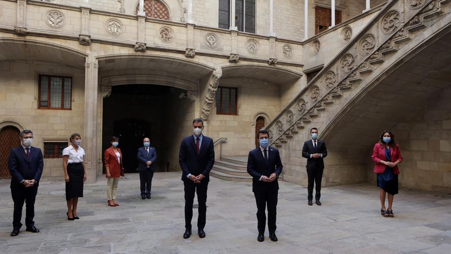 El presidente de la Generalitat, Pere Aragonès, y el presidente del Gobierno, Pedro Sánchez, en el Palau de la Generalitat en Barcelona, junto los ministros y consellers que han participado en la mesa de diálogo sobre Cataluña.