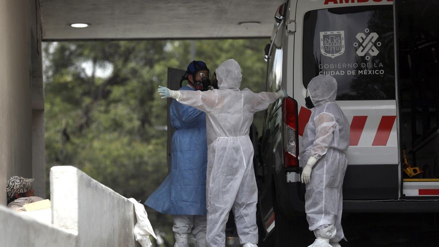 Personal de salud son sanitizados después de trasladar a enfermos con síntomas de COVID-19 hoy, en un hospital de la Ciudad de México (México). EFE/Sáshenka Gutiérrez