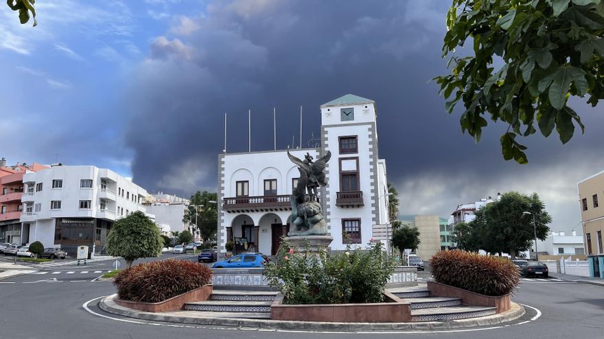 Ayuntamiento de Tazacorte con la columna de gases y ceniza del volcán al fondo. (ALEJANDRO RAMOS)