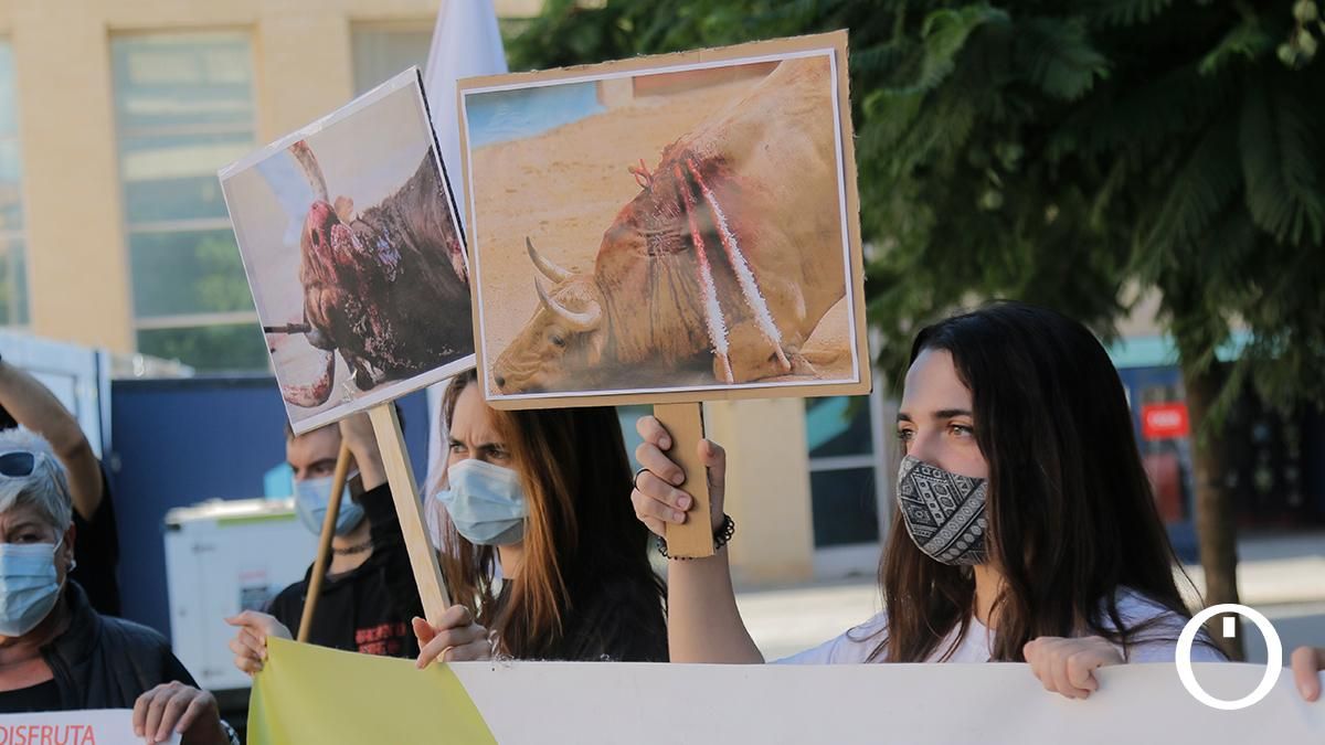 Manifestación en contra de la corrida de toros en el Coso de los Califas