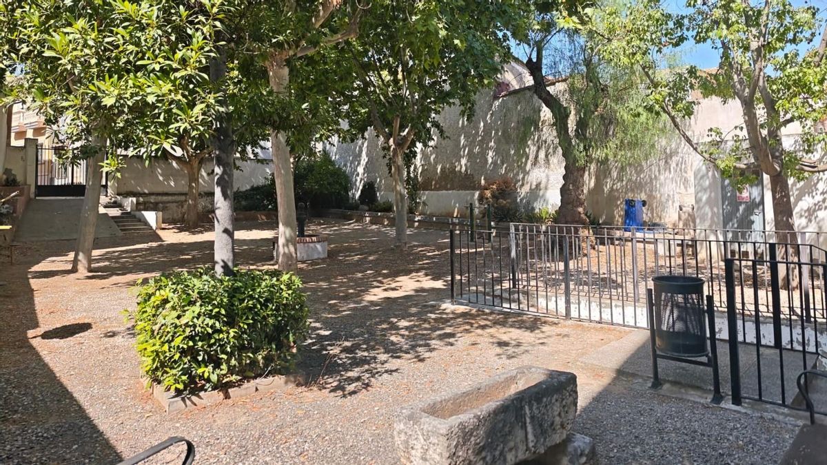 Cheste reconvierte el patio de una escuela de adultos afectada por la dana en un refugio climático antiriadas