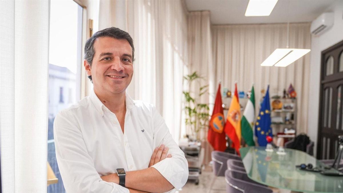 El presidente de la Federación Andaluza de Municipios y Provincias (FAMP) y alcalde de Córdoba, José María Bellido, durante una entrevista concedida a Europa Press.