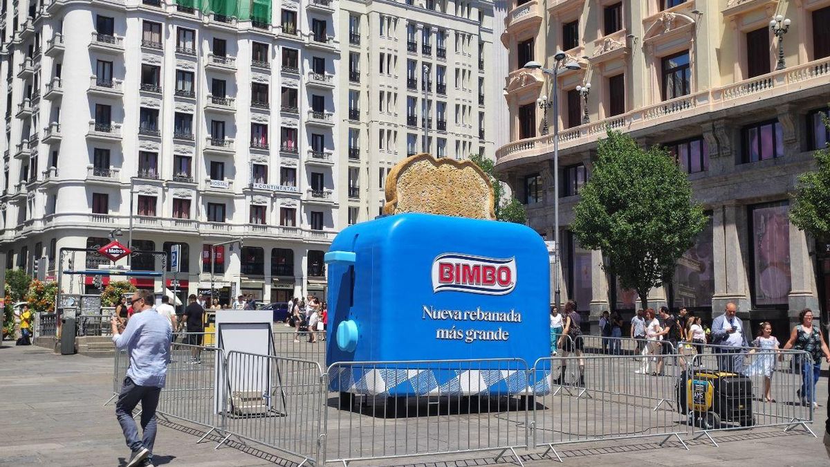 Uno de los muchos elementos promocionales colocados en la plaza de Callao estos últimos años.