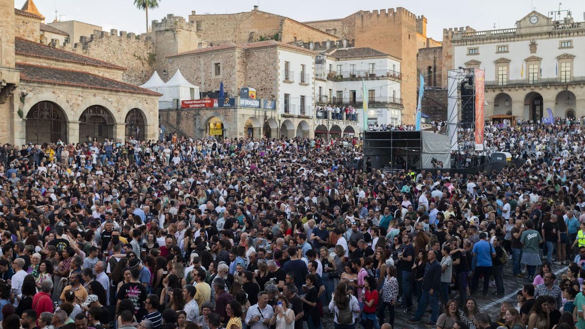 El festival Womad de las músicas y cultura, en la plaza Mayor de Cáceres, imagen de archivo