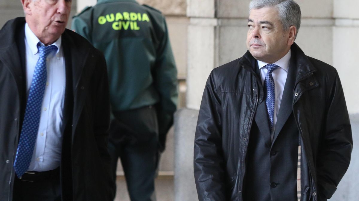 Archivo - Agustín Barberá, junto a su abogado, en la quinta sesión del juicio de los ERE
