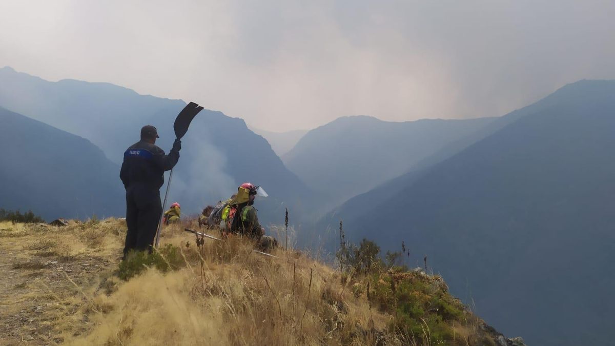 Brigadistas y vecinos descansan en el incendio que afecta a Pena Trevinca, la cumbre más alta de Galicia.
