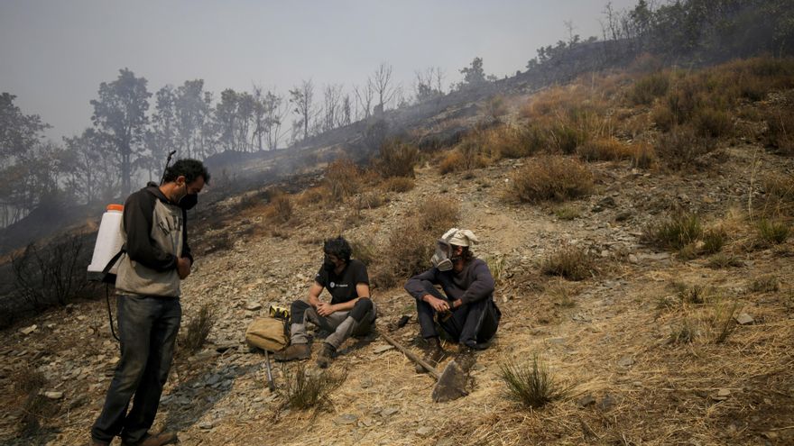 Labores de extinción en un incendio forestal en León