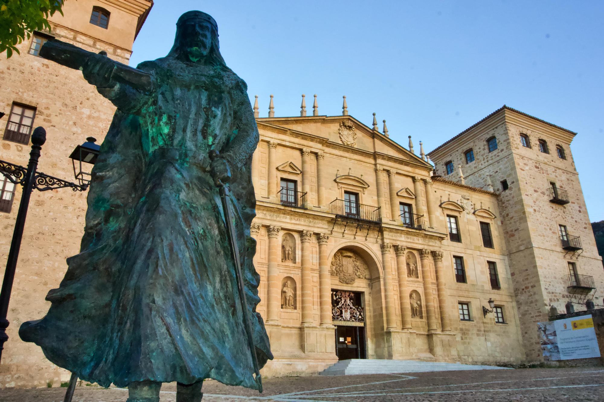 Monasterio y estatua del rey Sancho III en Oña