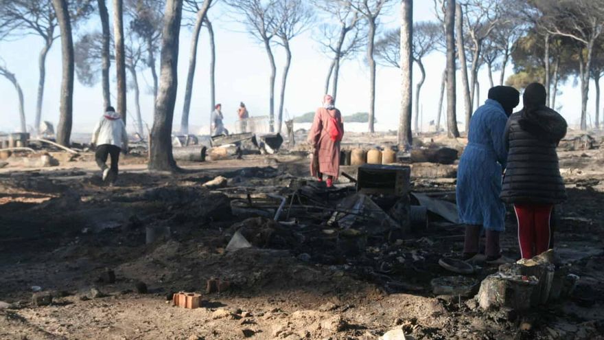 Organizaciones sociales denuncian el "abandono" de las personas migrantes tras el incendio de sus chabolas en Huelva