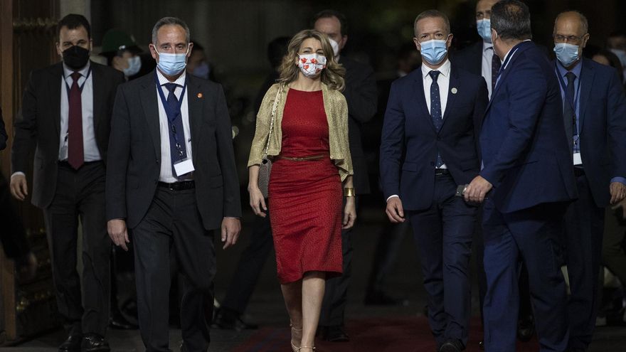 La vicepresidenta segunda del Gobierno y ministra de Trabajo de España, Yolanda Díaz (c), y el presidente del Senado español, Ander Gil (c-d), llegan el 10 de marzo al Palacio de La Moneda para participar en una ceremonia en la víspera de la posesión presidencial de Gabriel Boric, en Santiago (Chile).