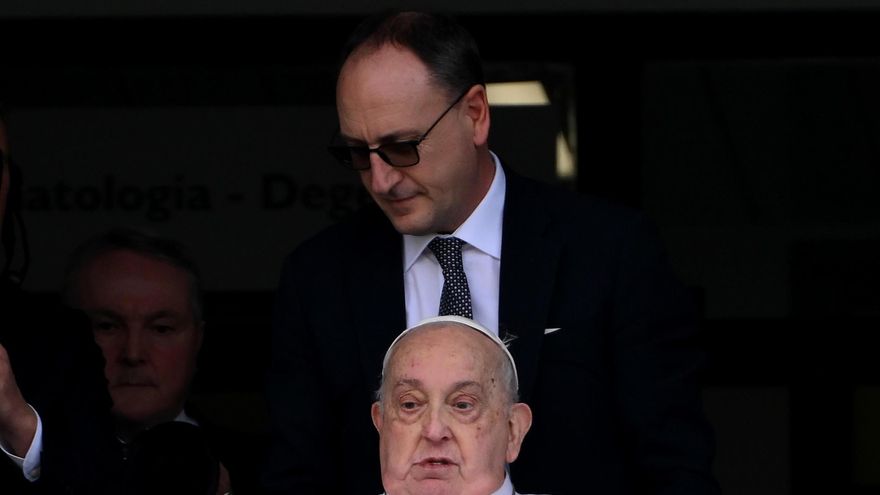 El papa reaparece tras 38 días y saluda desde el hospital antes de regresar al Vaticano