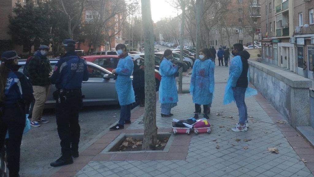 Policía hablando con un grupo de antielección que pretendían hacer una performance en 2020