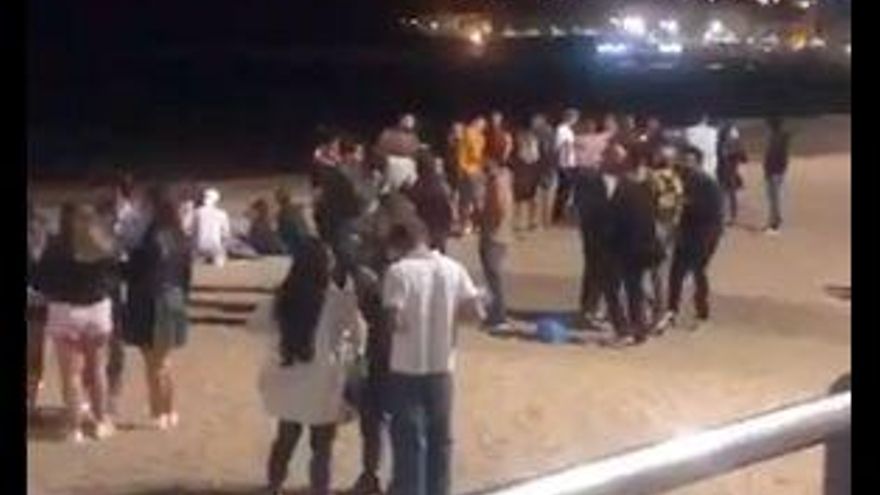 Grabados en pleno botellón en la playa de Las Canteras a las puertas del primer fin de semana sin toque de queda