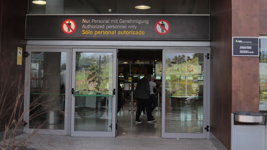 Varios viajeros dentro del aeropuerto Tenerife Norte
