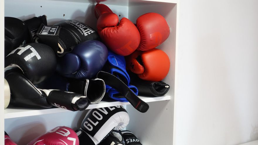 Guantes de boxeo en el armario del gimnasio Amada García