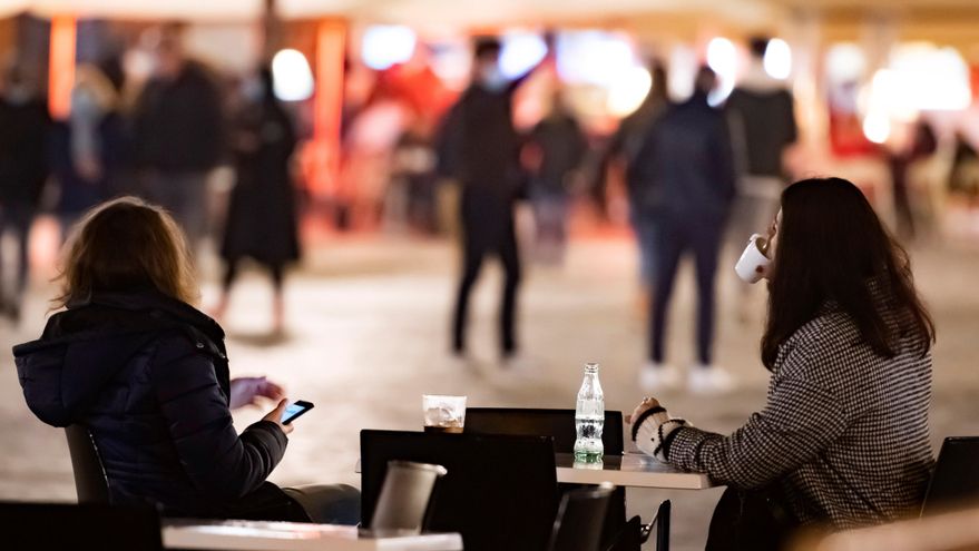 Clientes en una terraza del centro de Sevilla,. EFE/Raúl Caro/Archivo