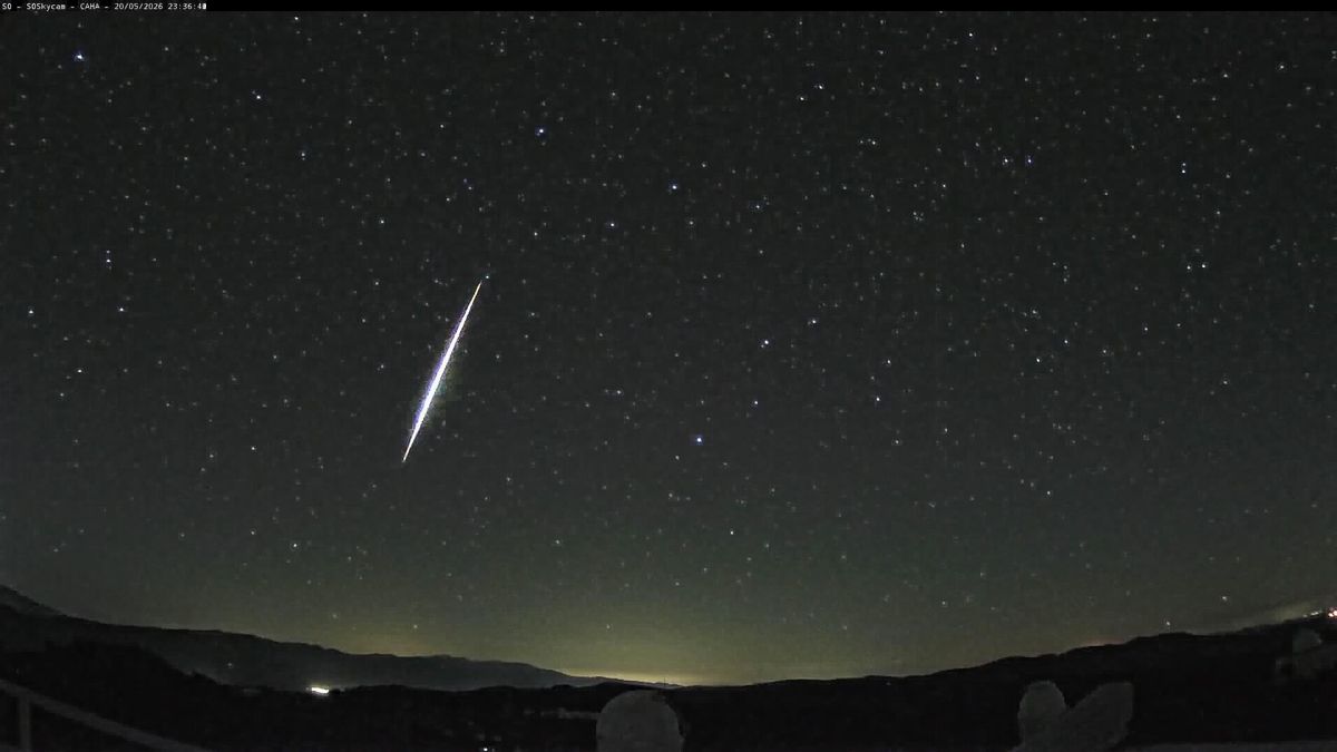Una brillante bola de fuego cruza e ilumina toda la costa de Málaga