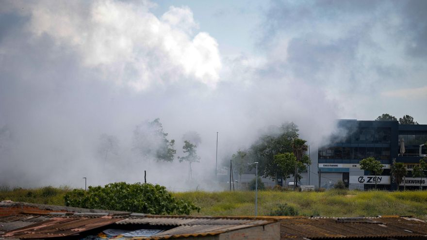 La nube tóxica provocada por el incendio, a 10 de mayo de 2025, en Vilanova i la Geltrú, Barcelona, Catalunya (España).